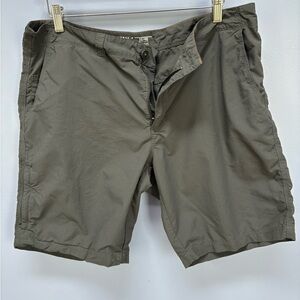 Men’s gray shorts